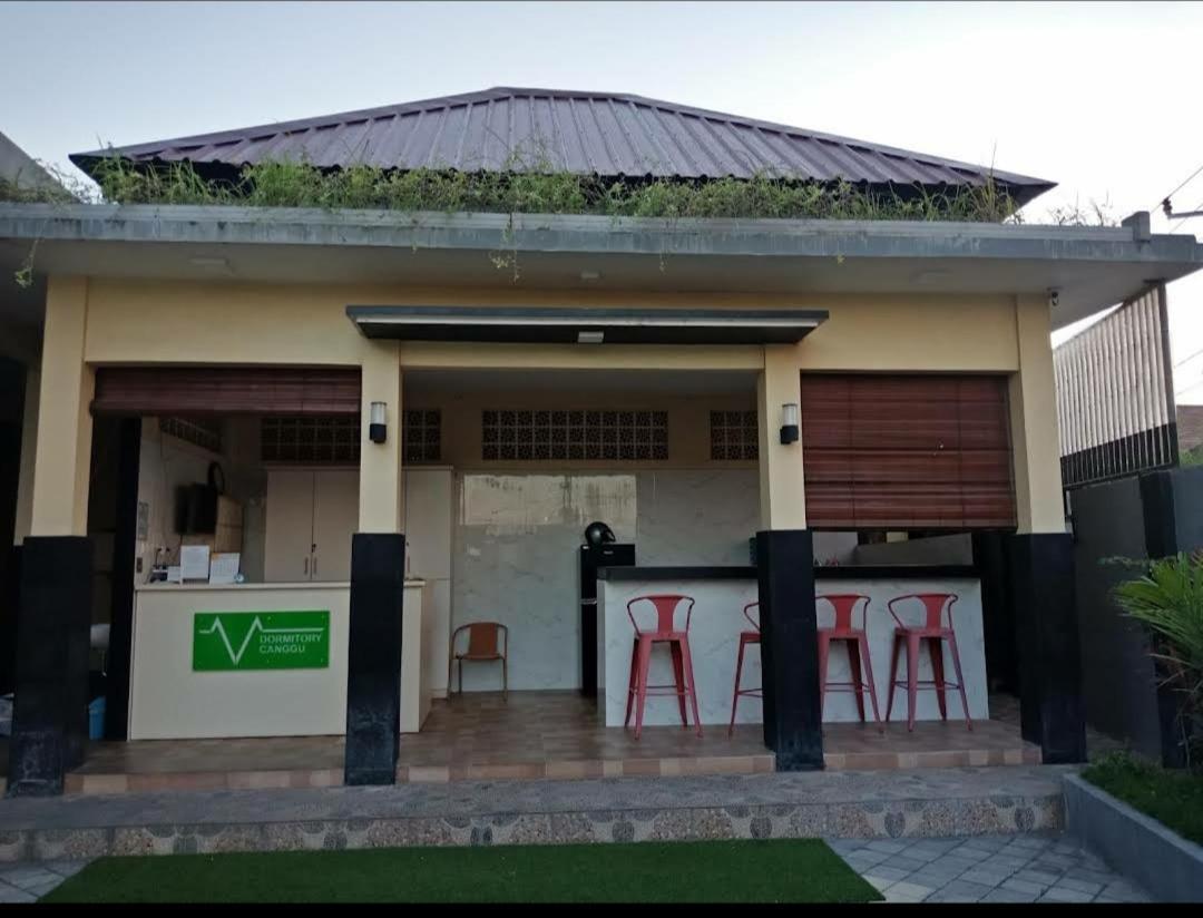 V Canggu Dormitory Exterior foto